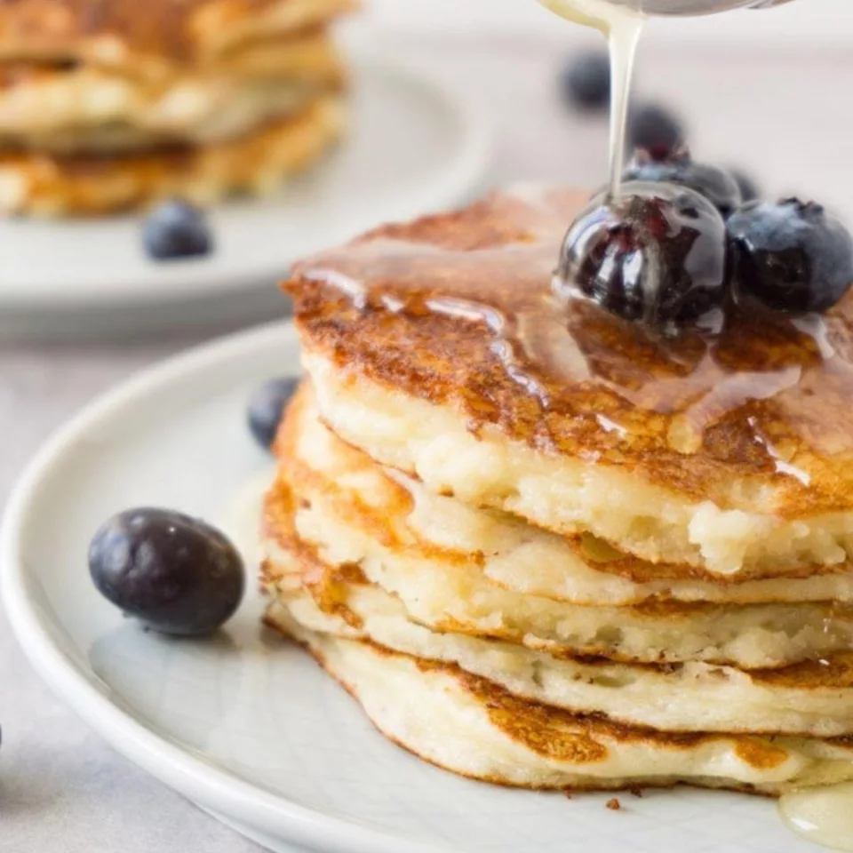Low carb keto recipe pancakes with berries and maple syrup